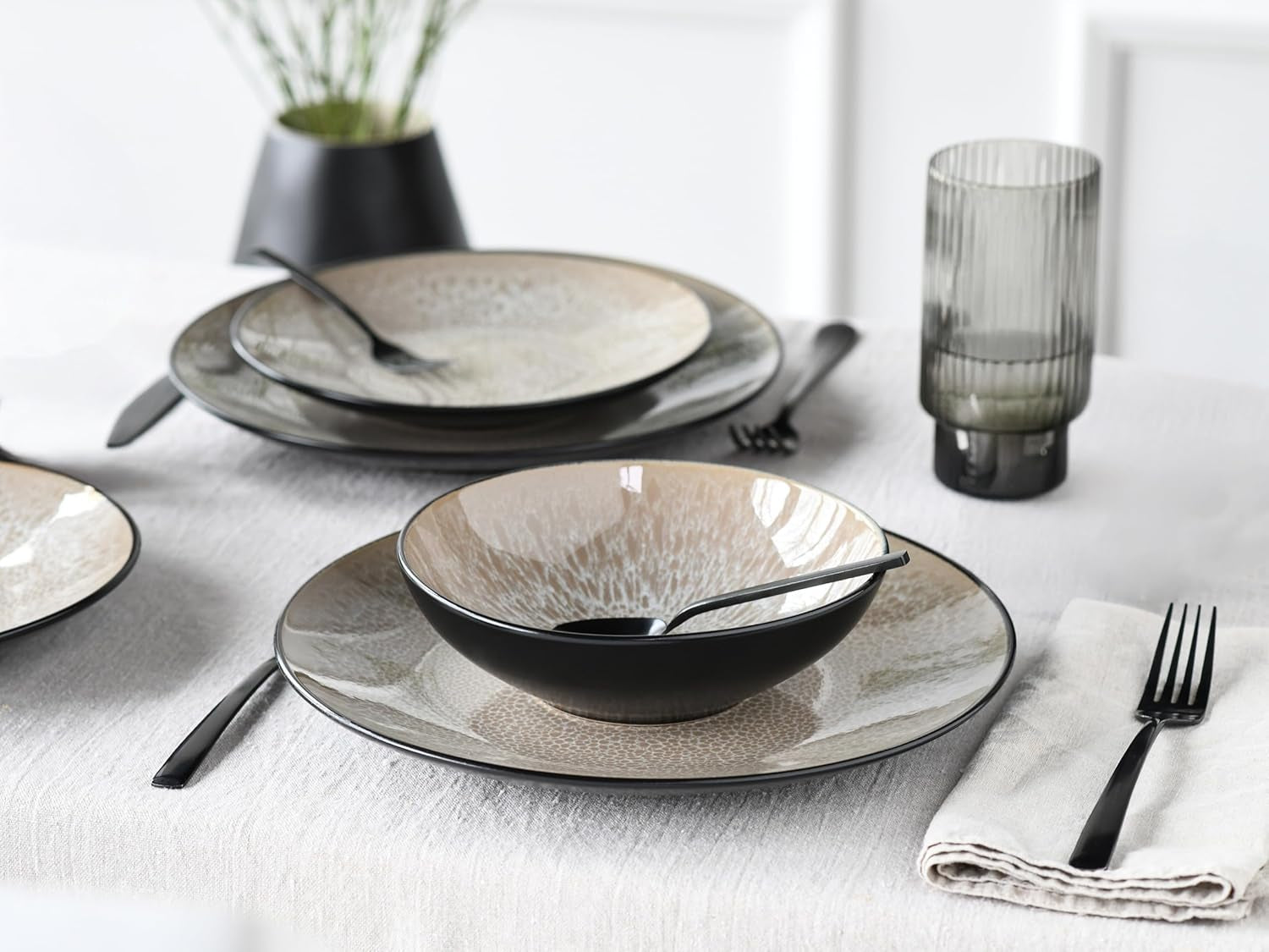 CreaTable, 24464, serie Malmö Beige, set di stoviglie da 18 pezzi per 6 persone, set di piatti in gres, lavabile in lavastoviglie e adatto al microonde, produzione di qualità
