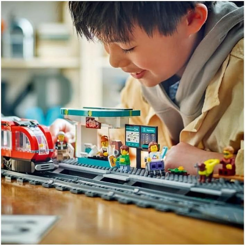 Tram LEGO City con stazione, idea regalo per gli appassionati di veicoli a partire dai 7 anni, con 6 minifigure e un cane guida per giochi di ruolo, giocattolo costruibile 60423 Set da costruzione Besuche den LEGO-Store