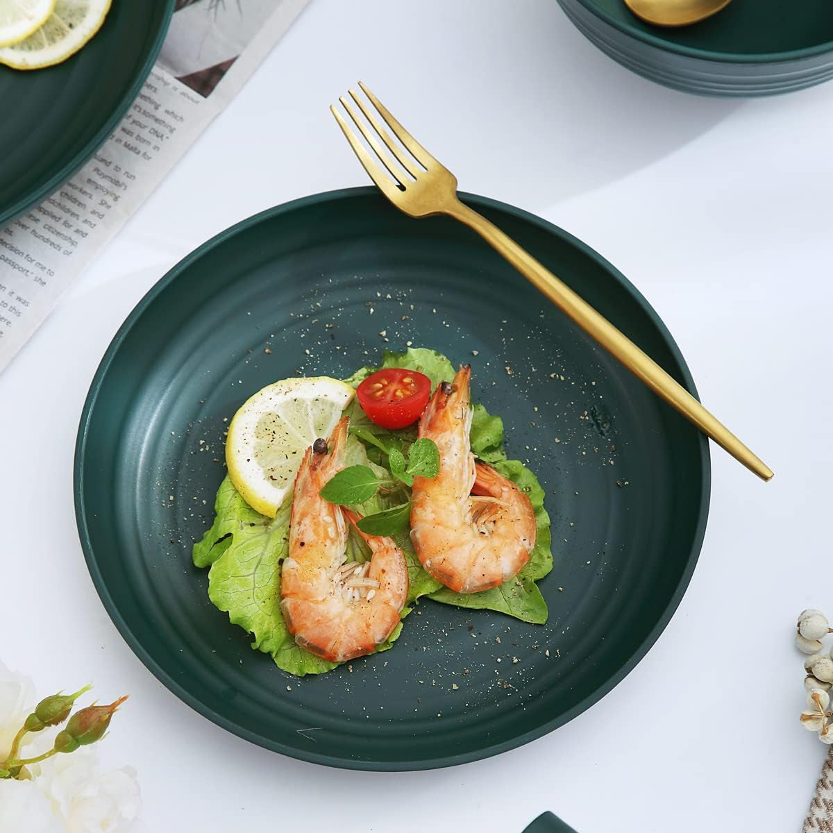 Set stoviglie Kyraton in plastica infrangibile e riutilizzabile, composto da 16 pezzi. Piatti, tazze, ciotole e piatti leggeri. Facile da trasportare e da pulire. Senza BPA. Per 4 persone.