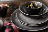 MÄSER 934073 Niara Organic Series Moderno set di stoviglie per 4 persone con emozionante look vintage, servizio combinato da 16 pezzi con una speciale combinazione di smalti nero e marrone, gres
