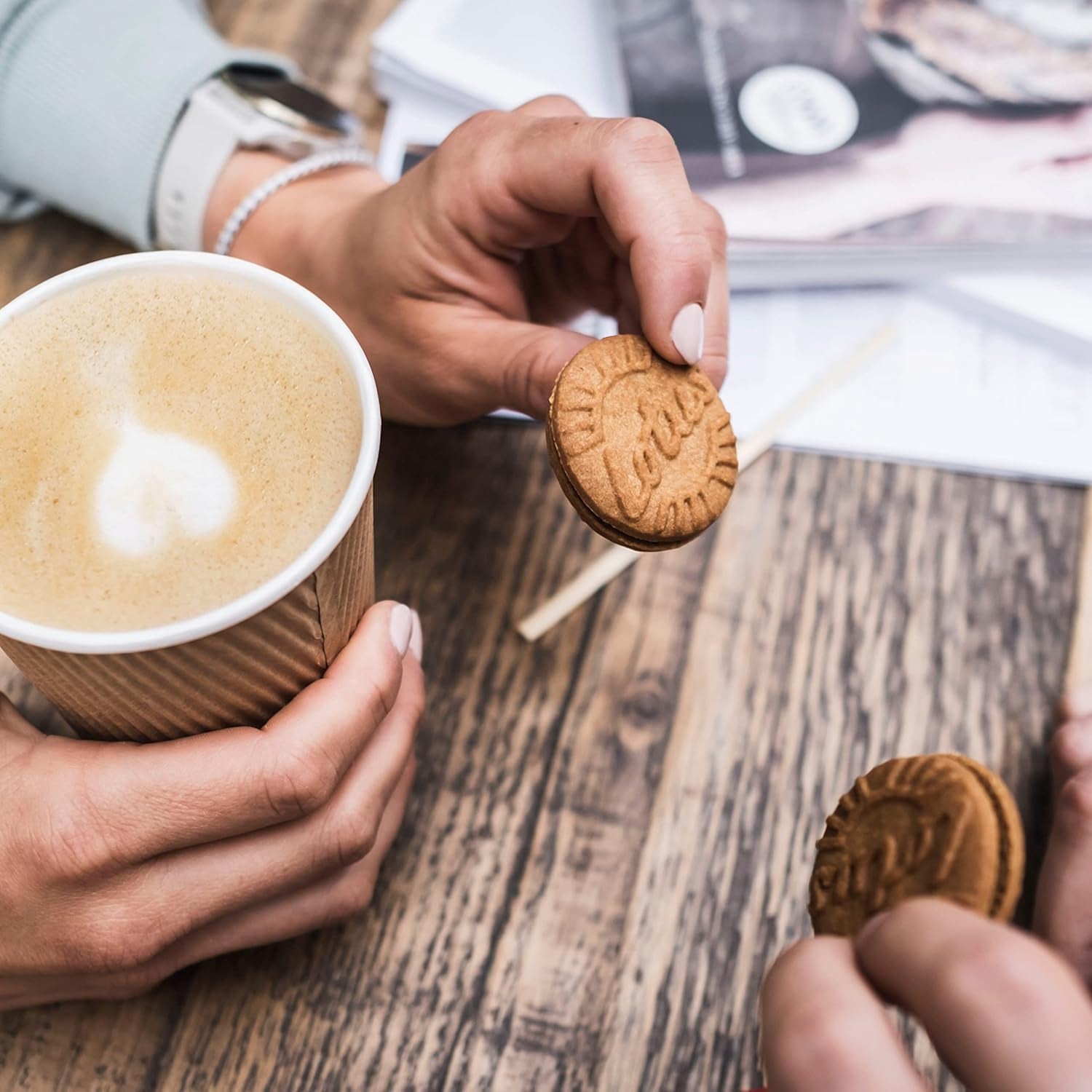 Loto Biscoff | Confezione varietà di biscotti doppi | 3 Varietà: Crema Biscoff, Gusto Vaniglia e Cioccolato | 5 biscotti doppi per confezione | Ingredienti di origine naturale | Senza coloranti | 16 x 50 g | 800 g