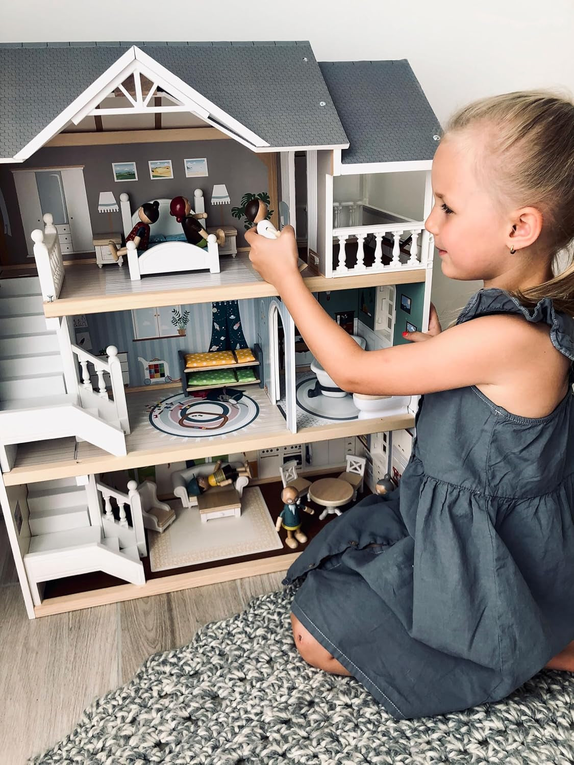 Casa delle bambole Small Foot Casa a schiera in legno a 3 piani con facciata aperta e 12 mobili per 3 anni e oltre 11802 Case delle bambole Bianco Grigio Naty Shop