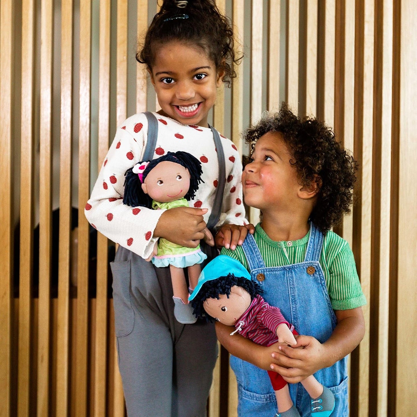 HABA 304576 - Bambola Cari, 30 cm, bambola morbida e di stoffa per bambini dai 18 mesi, con vestiti rimovibili e capelli lunghi