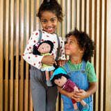HABA 304576 - Bambola Cari, 30 cm, bambola morbida e di stoffa per bambini dai 18 mesi, con vestiti rimovibili e capelli lunghi