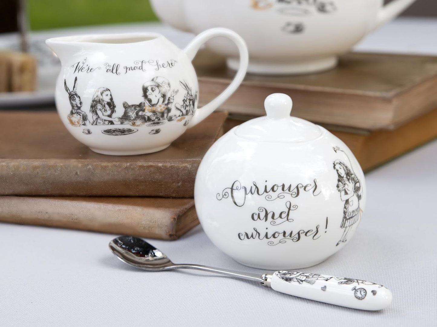 Teiera e lattiera in fine porcellana Alice nel Paese delle Meraviglie, ciotola e lattiera in porcellana in una lussuosa confezione regalo