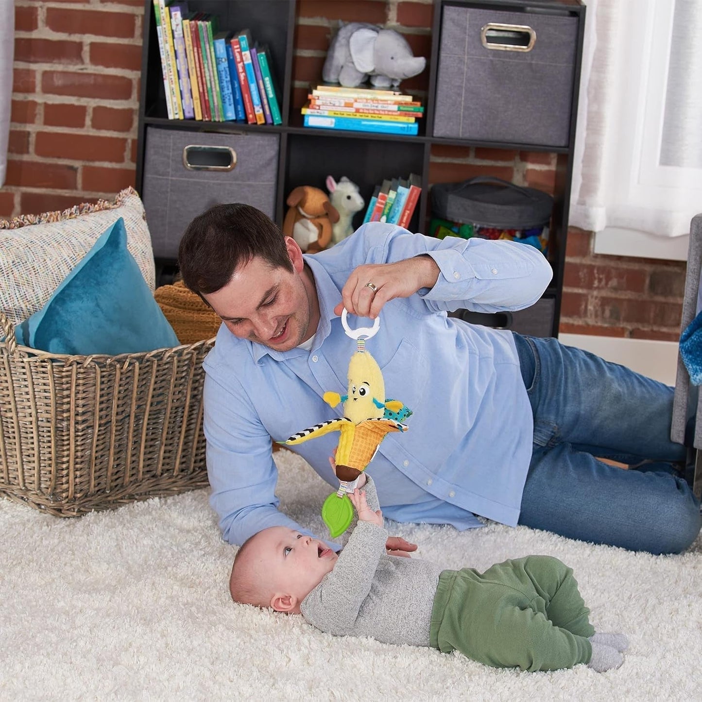LAMAZE Bea the Banana, Passeggino con clip e Passeggino per neonato, Giocattolo sensoriale per bambini con colori e suoni, Giocattolo per lo sviluppo per ragazzi e ragazze da 0 a 24 mesi, Giocattoli gialli per bambini Naty Shop