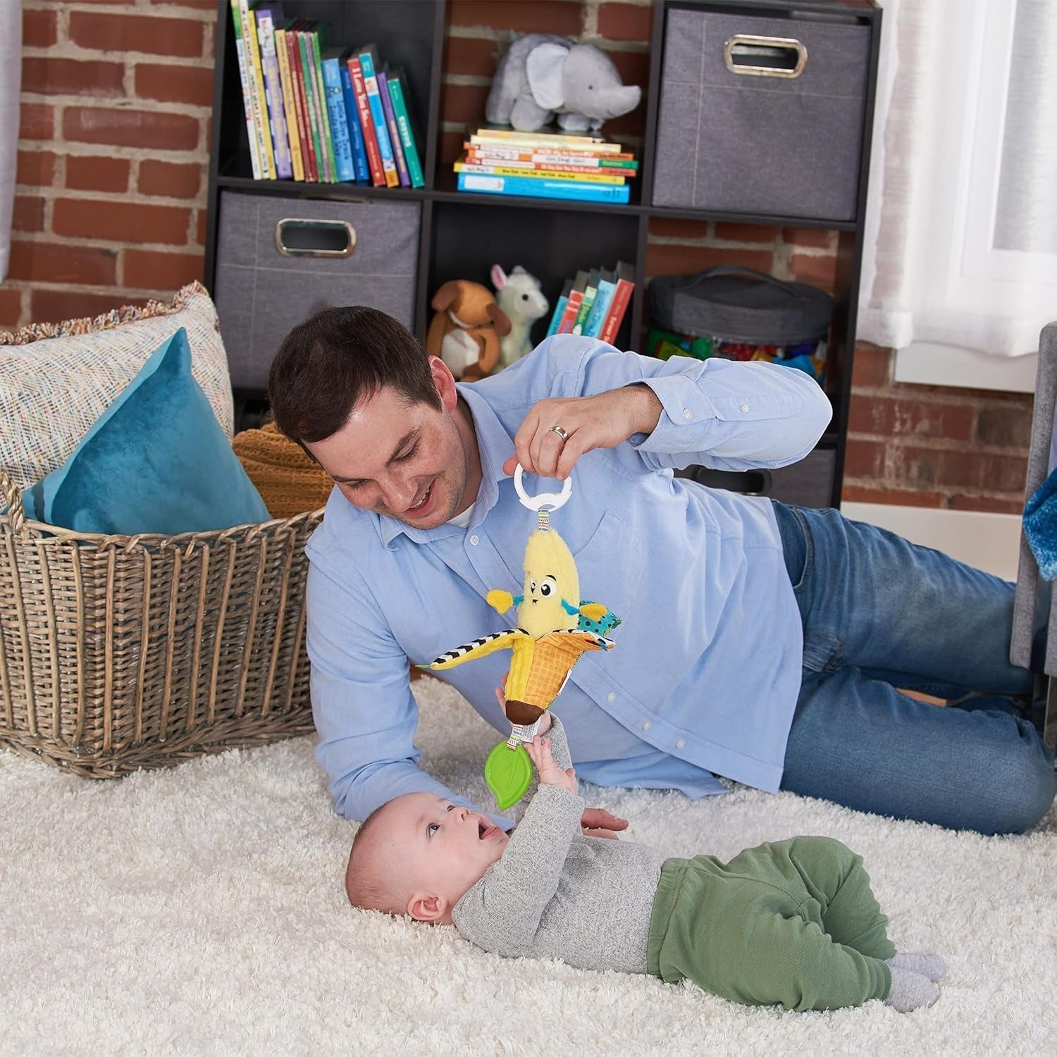 LAMAZE Bea the Banana, Passeggino con clip e Passeggino per neonato, Giocattolo sensoriale per bambini con colori e suoni, Giocattolo per lo sviluppo per ragazzi e ragazze da 0 a 24 mesi, Giocattoli gialli per bambini Naty Shop