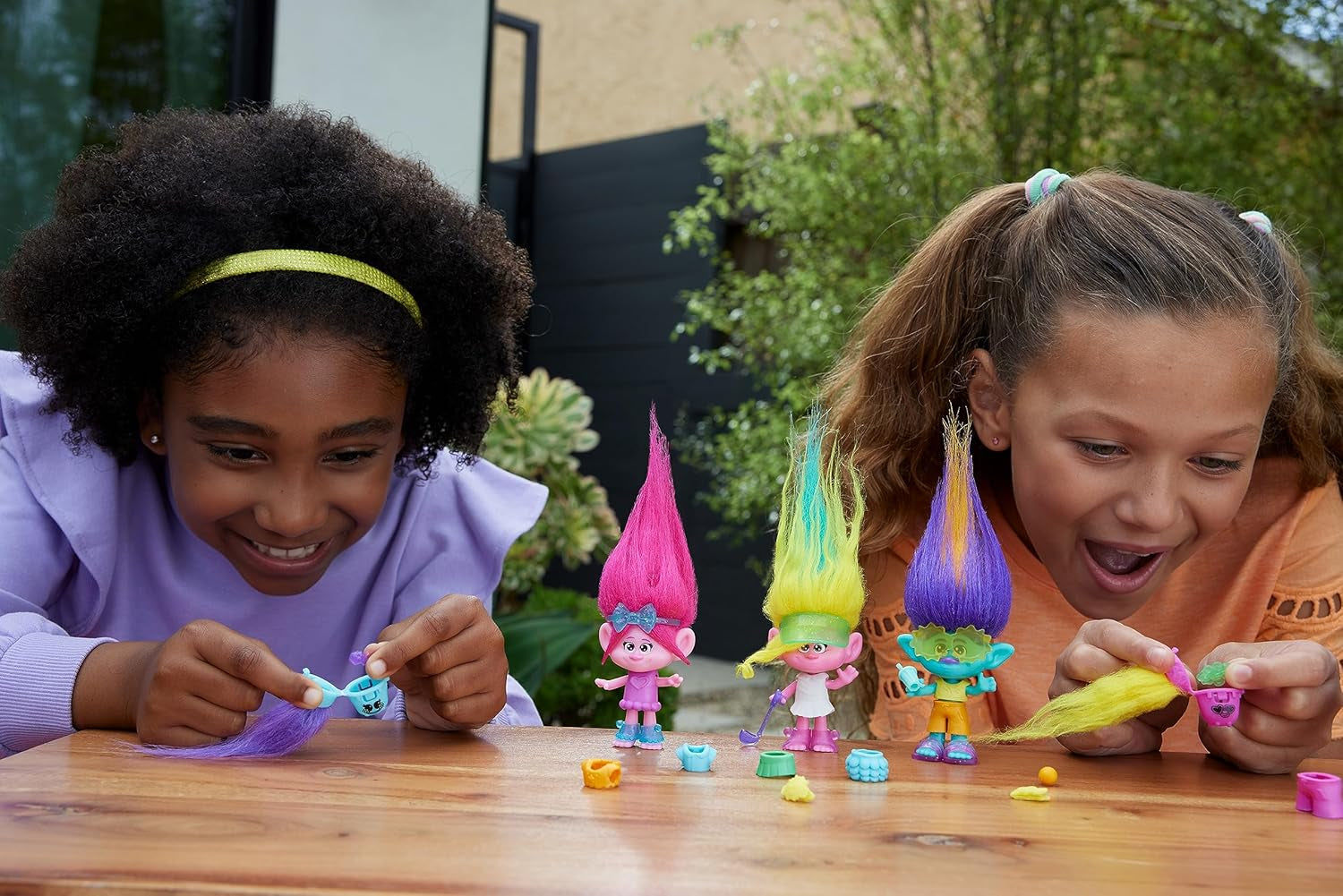 Mattel DREAMWORKS TROLLS United We Stand - Bambola Viva Hairy Surprises con capelli di peluche giallo brillante e 3 accessori a sorpresa, per bambini dai 3 anni in su, HNF11