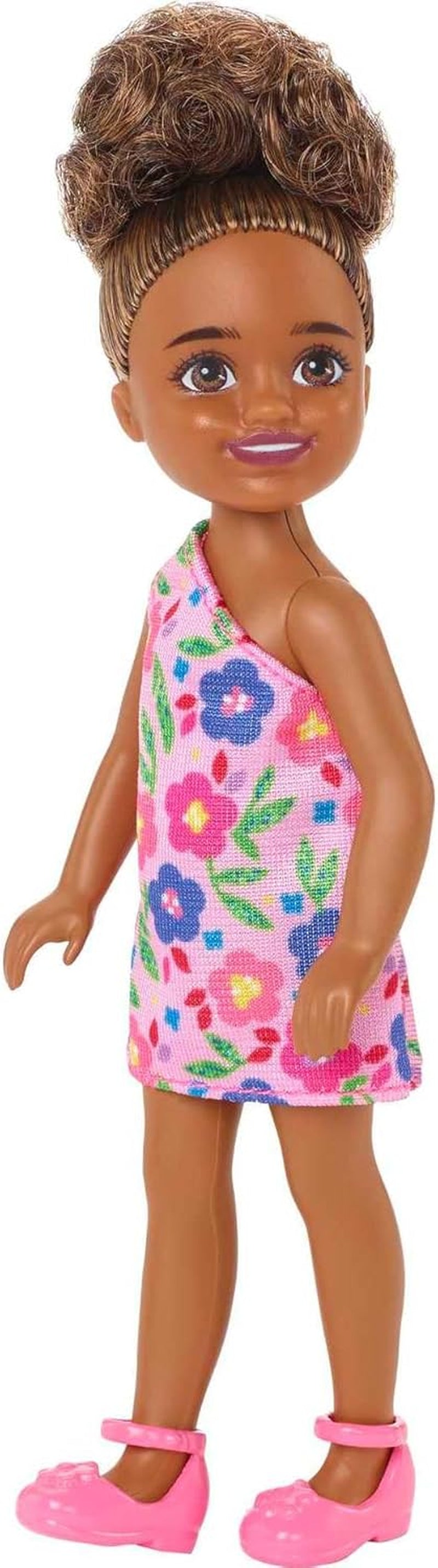 Barbie Chelsea Club – HGT07 – Bambola articolata con fiori rosa, ragazza di razza mista, alta 15 cm
