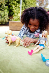 Barbie bambola con vasino e passeggio, bambola bionda con cane che cammina, cucchiaio per la cacca, accessori tra cui cane bambola, regalo per bambini, giocattolo da 3 anni in su, DWJ68