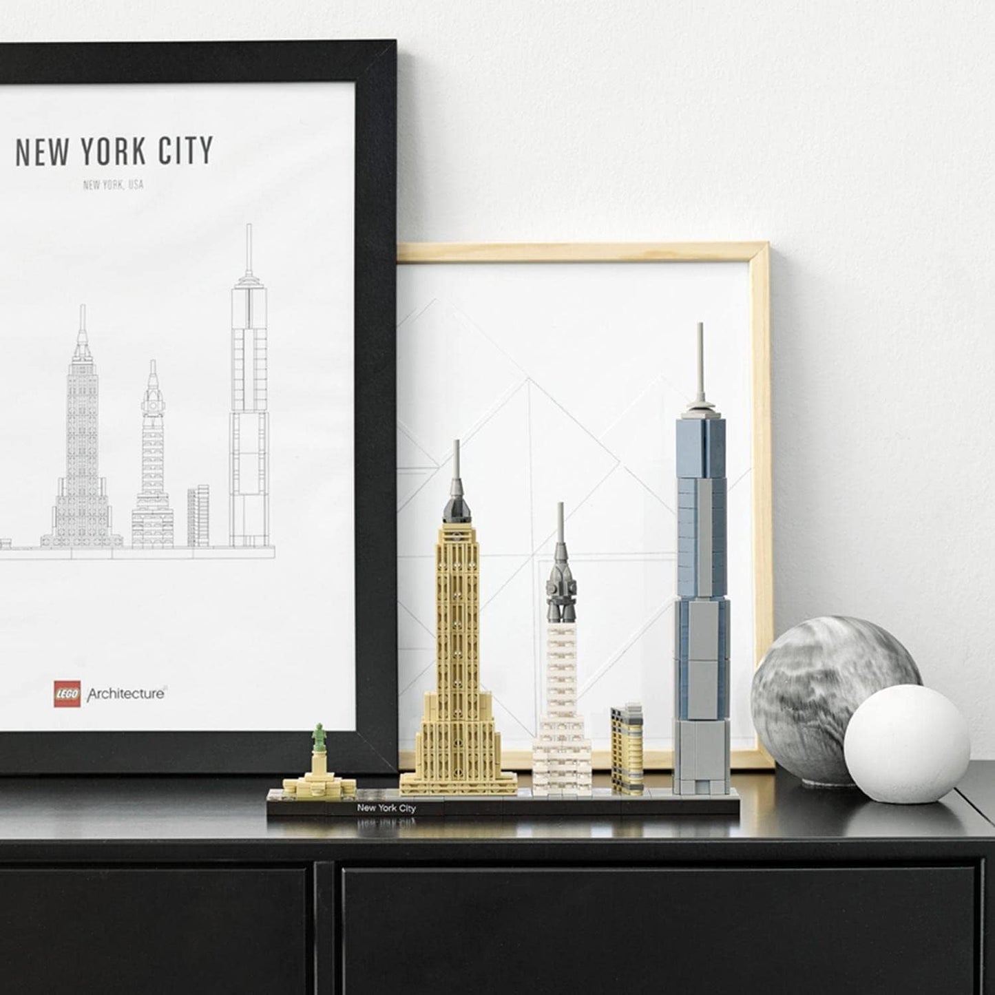 LEGO Architecture New York City Set, Kit modello Skyline con World Trade Center e Statua della Libertà, Creazioni per adulti, Decorazioni per la casa e l'ufficio, Regali per donne e uomini 21028 Set da costruzione Besuche den LEGO-Store