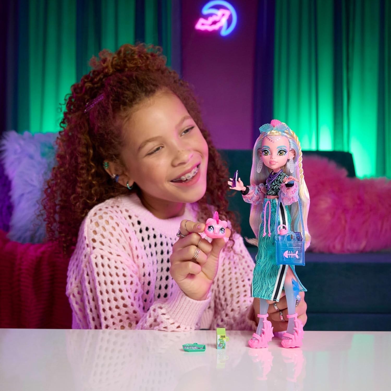 Monster High Lagoona Blu Neptuna Pesce Top Corto e Maxi Gonna Sportiva Bambola con 7 Accessori Tra Cui Occhiali da Sole a Conchiglia, Snack e Borsa, JHK33