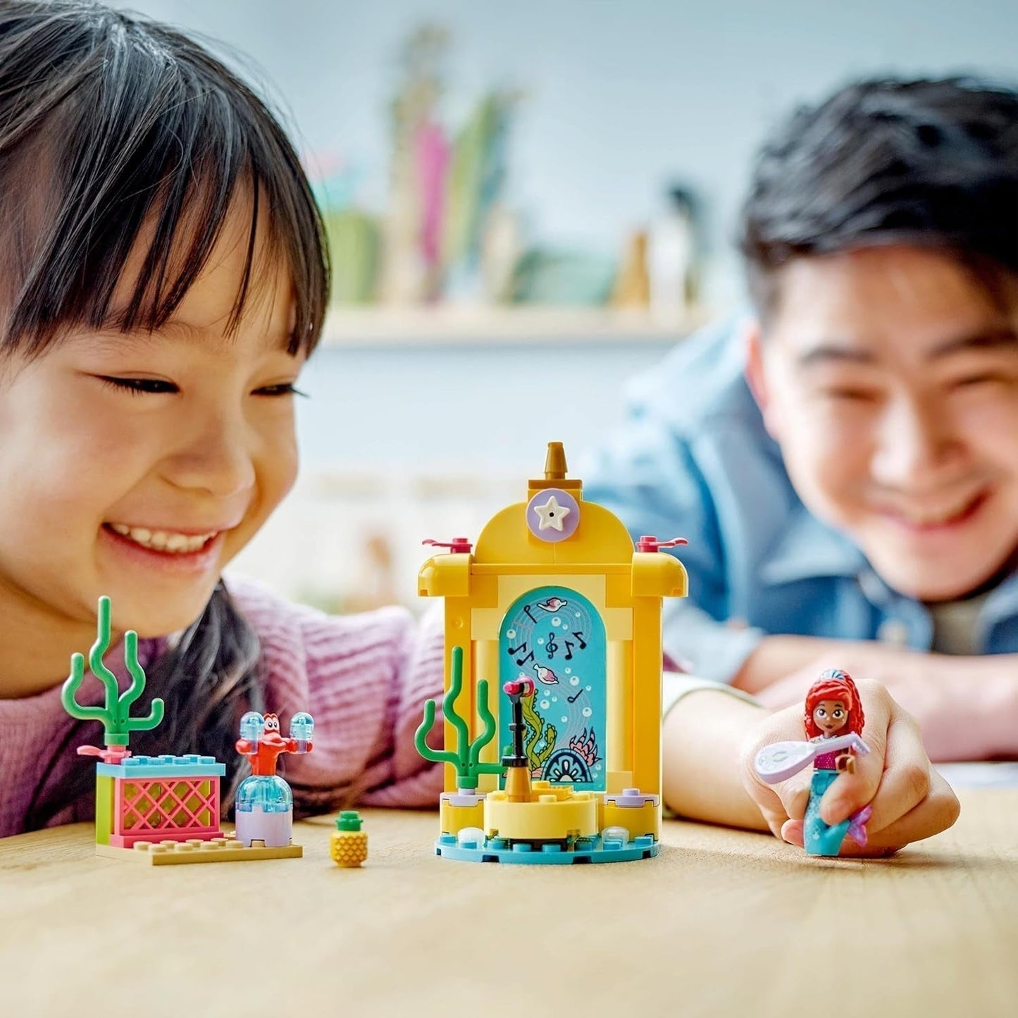 Palcoscenico musicale LEGO® Disney Princess Arielle, giocattolo da costruzione per bambini con 2 personaggi, idea regalo per ragazze e ragazzi dai 4 anni e per i fan delle serie TV, giocattolo per bambini 43235 Set da costruzione Beuche den LEGO-Store