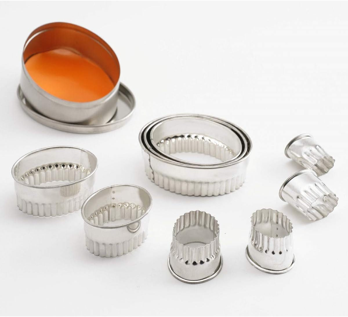 Set di biscottiere Thermohauser (acciaio inox), ovali, bordo ondulato, 9 pezzi, diametro 2,4 - 8,2 cm, confezionati in scatola di latta