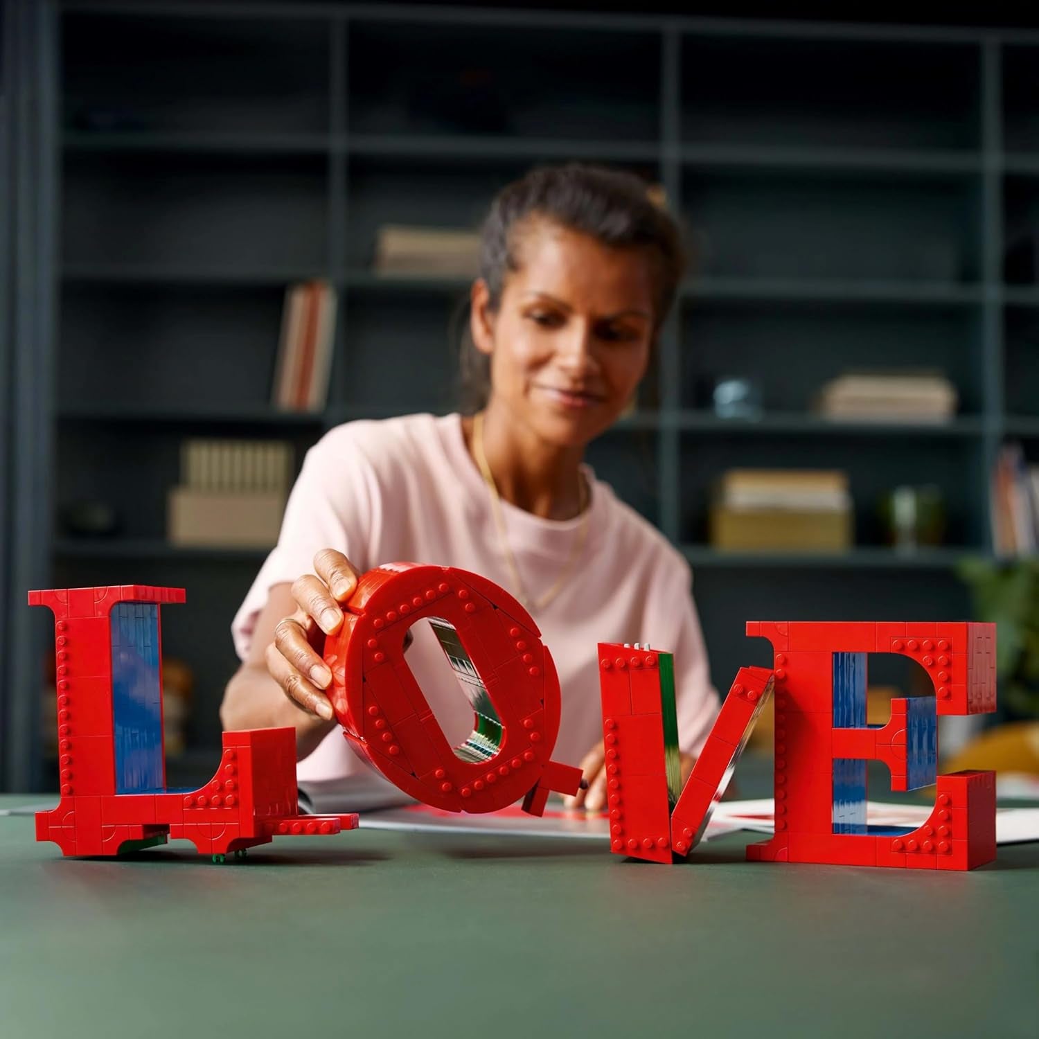 LEGO Art Love Set da costruzione per adulti Decorazione della casa Regalo di San Valentino e Festa della mamma per donne e uomini Attività creativa per gli amanti dell'arte e del design 31214 Set da costruzione Besuche den LEGO-Store