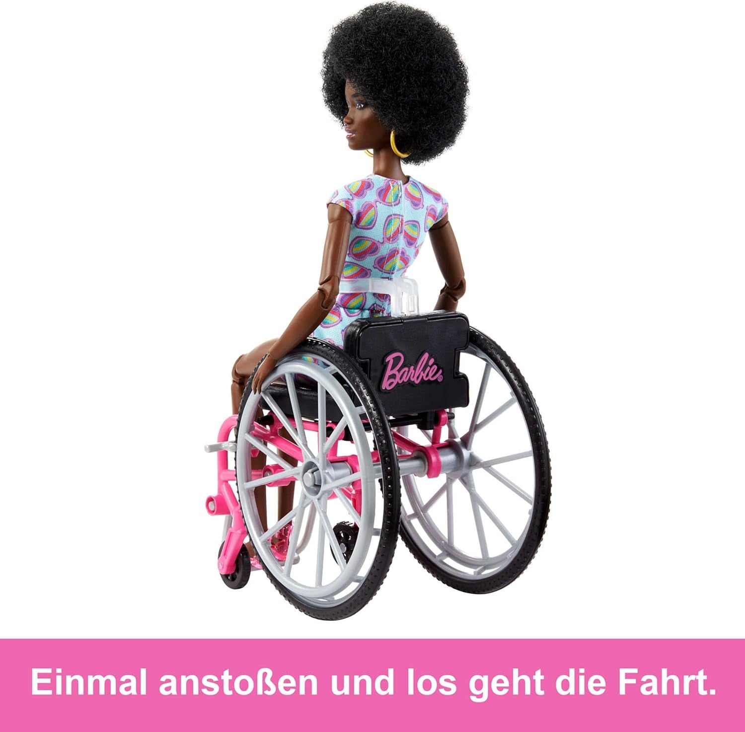 Barbie Fashionistas Capelli neri Tuta colorata Rampa per sedia a rotelle Bambola per sedia a rotelle inclusa Giocattolo regalo per bambini Età 3+ HJT14