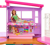 Barbie Holiday House (116 x 77,9 cm), casetta da gioco a 6 posti, completamente arredata con accessori, mobili e ascensore, pieghevole e riponibile, bambola, regalo per bambini dai 3 anni in su, HCD50