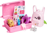 Bambola Barbie, Barbie da viaggio con capelli biondi, 10+ accessori da viaggio, adesivi, valigia, cucciolo, include 1 bambola, regalo per bambini, giocattolo età 3+, HJY18