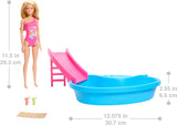 Bambola Barbie e accessori - piscina con scivolo e accessori per ore di divertimento al sole, costume da bagno rosa con design tropicale, per bambini dai 3 anni in su, HRJ74