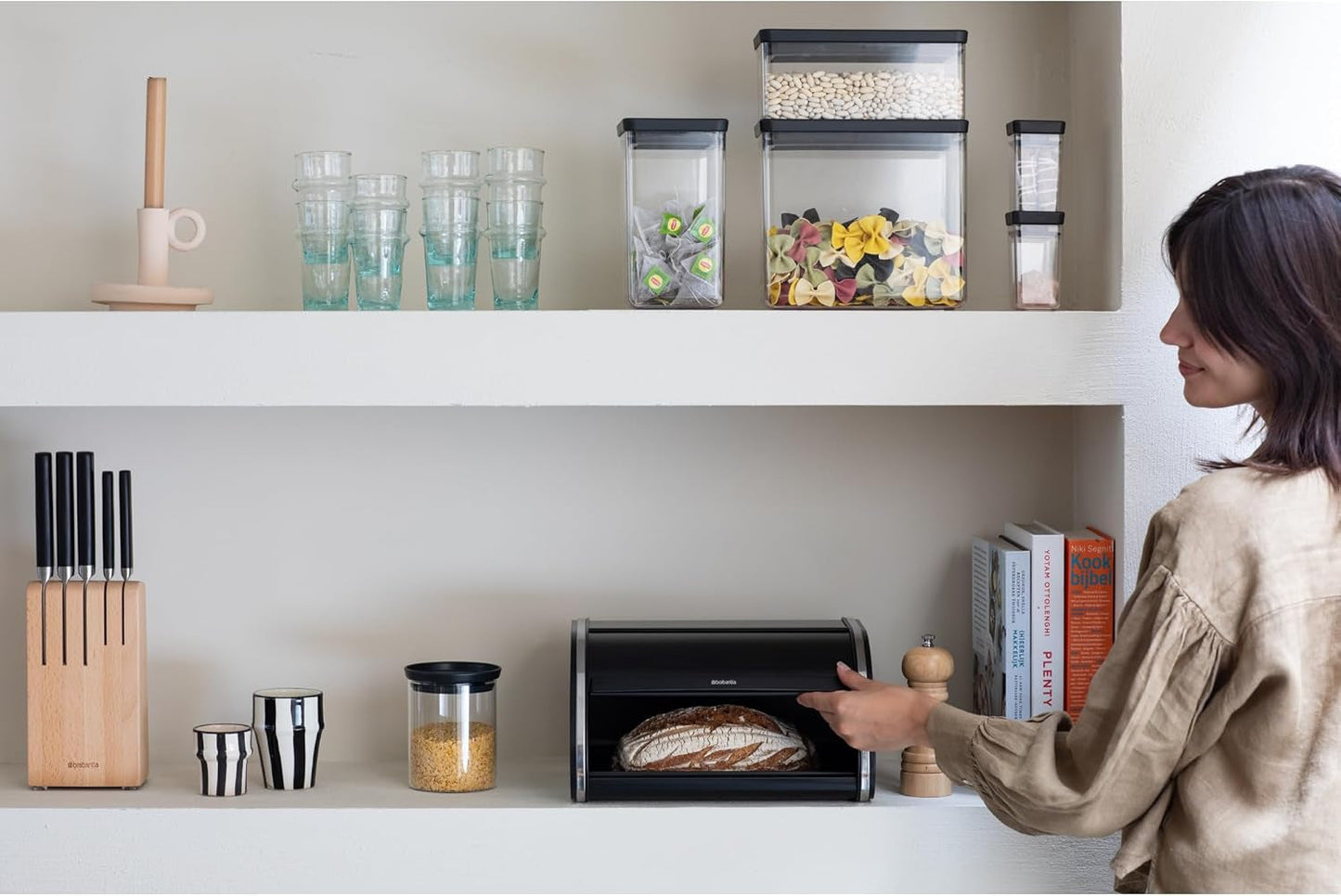 Brabantia portapane per rotoli - Contenitore compatto da banco per pane, bagel e panini con coperchio piatto, acciaio resistente - misura media - nero opaco Contenitori per alimenti Naty Shop
