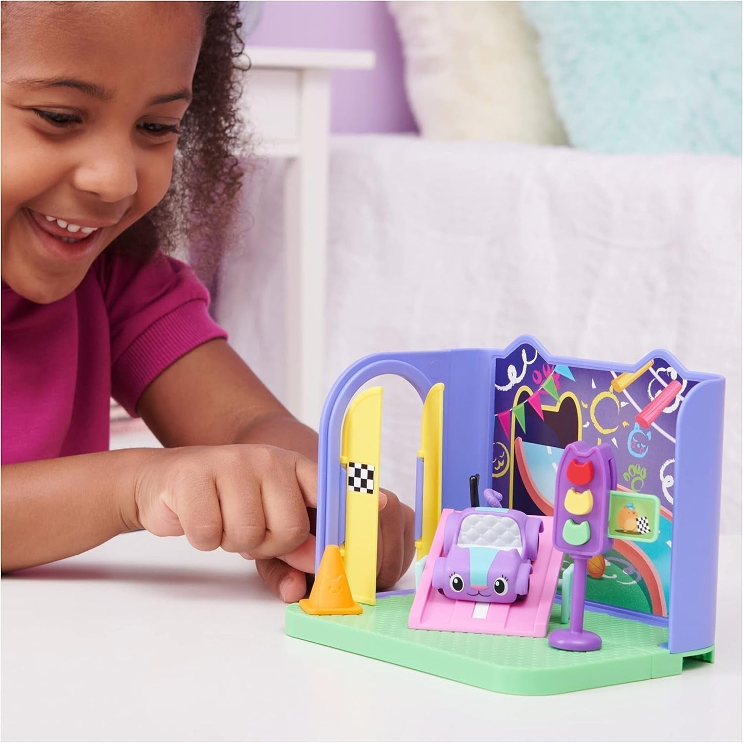 Camera Deluxe della Casa delle Bambole di Gabby, Sala Giochi Purr-Ific, Sala Giochi con Macchinina Carlita, 2 Mobili e 2 Scatole a Sorpresa con Accessori, Adatta a partire dai 3 Anni Naty Shop Dollhouses