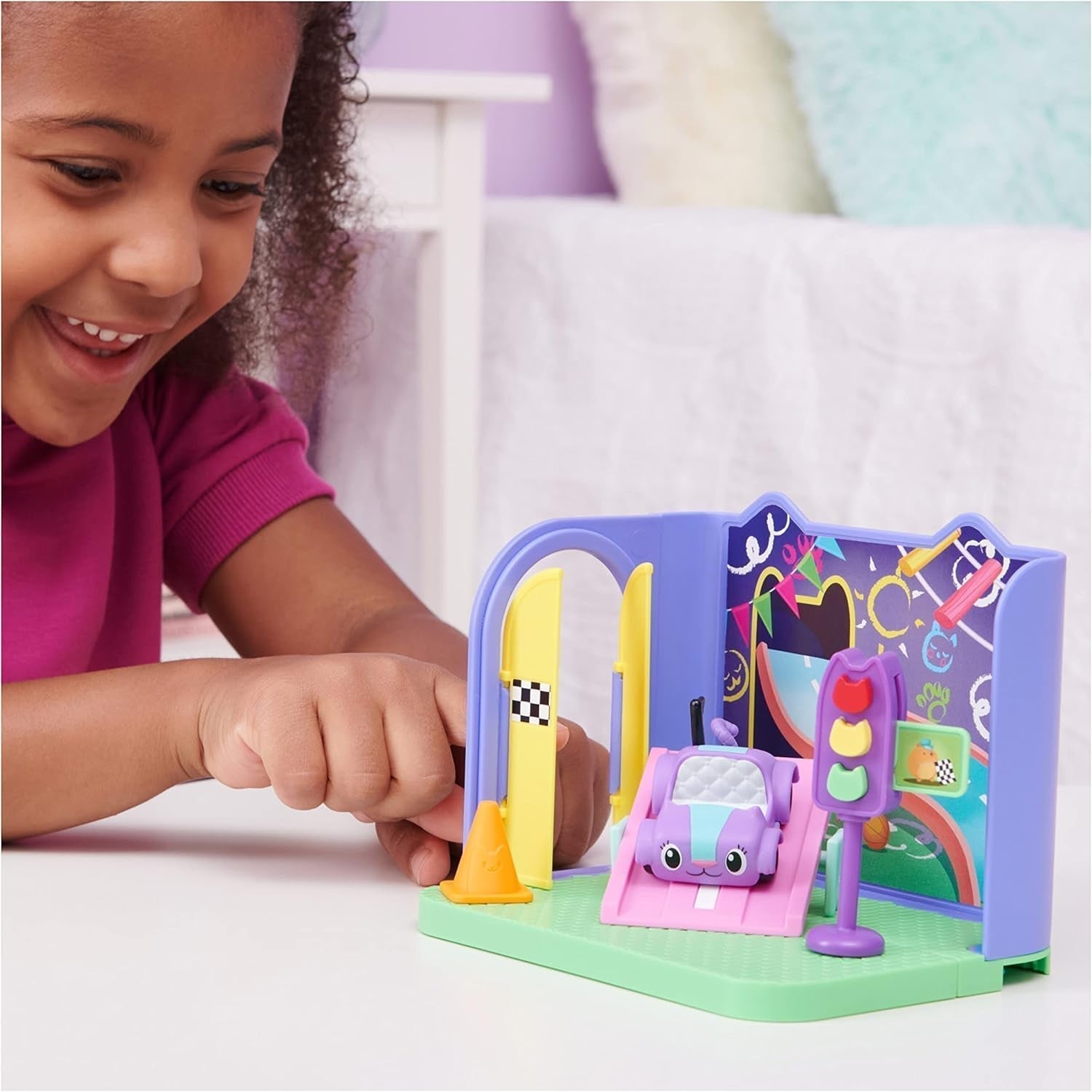 Camera Deluxe della Casa delle Bambole di Gabby, Sala Giochi Purr-Ific, Sala Giochi con Macchinina Carlita, 2 Mobili e 2 Scatole a Sorpresa con Accessori, Adatta a partire dai 3 Anni Naty Shop Dollhouses
