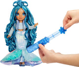 Rainbow High Winter Wonderland - Skyler (Blu) - Bambola alla moda con accumulo di acqua magica nascosta da 28 cm con set pupazzo di neve, adatta per bambini dai 4 ai 12 anni e collezionisti Naty Shop Dolls