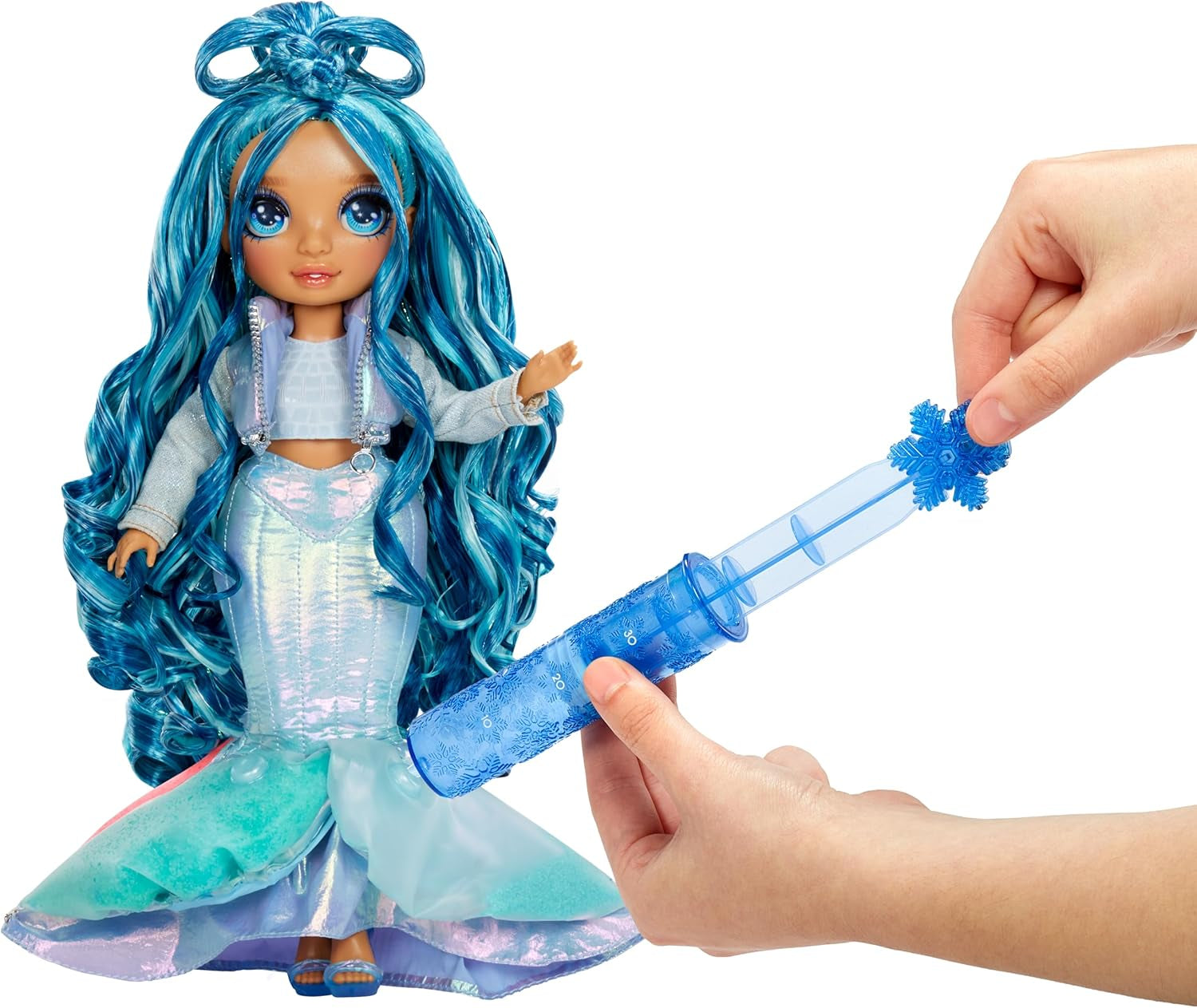 Rainbow High Winter Wonderland - Skyler (Blu) - Bambola alla moda con accumulo di acqua magica nascosta da 28 cm con set pupazzo di neve, adatta per bambini dai 4 ai 12 anni e collezionisti Naty Shop Dolls