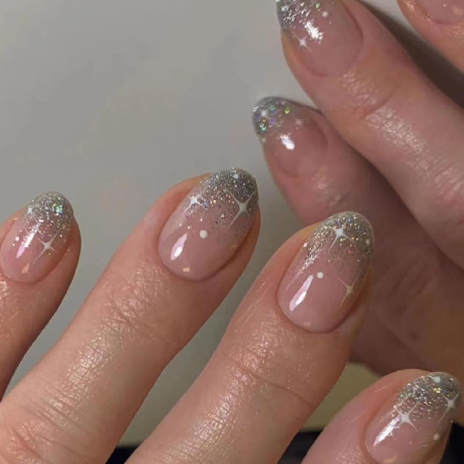 24 pezzi French Press On Nails Breve design argento lucido Unghie artificiali ovali Colla su unghie lucide acriliche Unghie finte per donne ragazze
