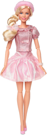 Barbie Il film basato sul film Margot Robbie nei panni di Barbie, personaggio da collezione in camicetta rosa e gonna in tulle con acconciatura stilizzata e gioielli abbinati JBJ53