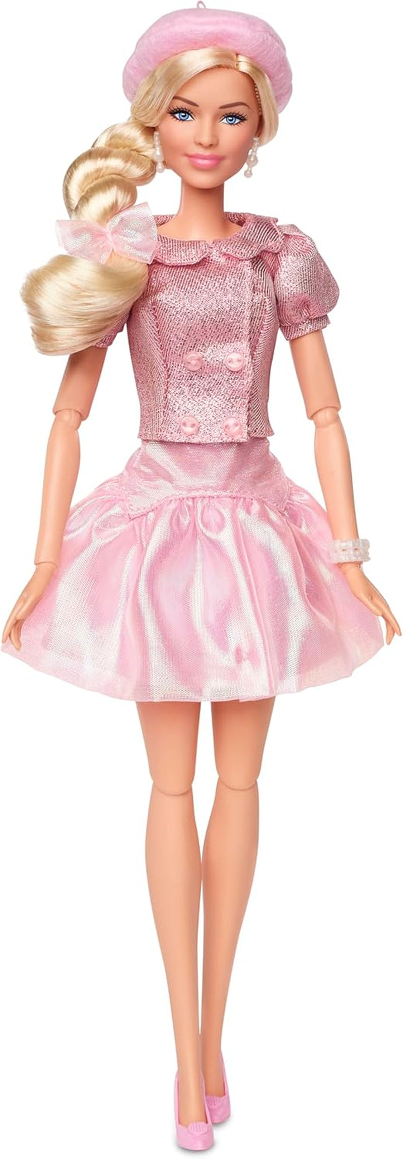 Barbie Il film basato sul film Margot Robbie nei panni di Barbie, personaggio da collezione in camicetta rosa e gonna in tulle con acconciatura stilizzata e gioielli abbinati JBJ53