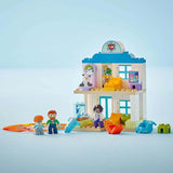 LEGO DUPLO Town Prima visita dal dottore, Giocattolo da costruzione, Set da gioco per promuovere le abilità motorie complesse, Regalo per bambini dai 2 anni in su, Giocattolo educativo, Gioco di ruolo in ospedale 10449 Set da costruzione Besuche den LEGO-Store