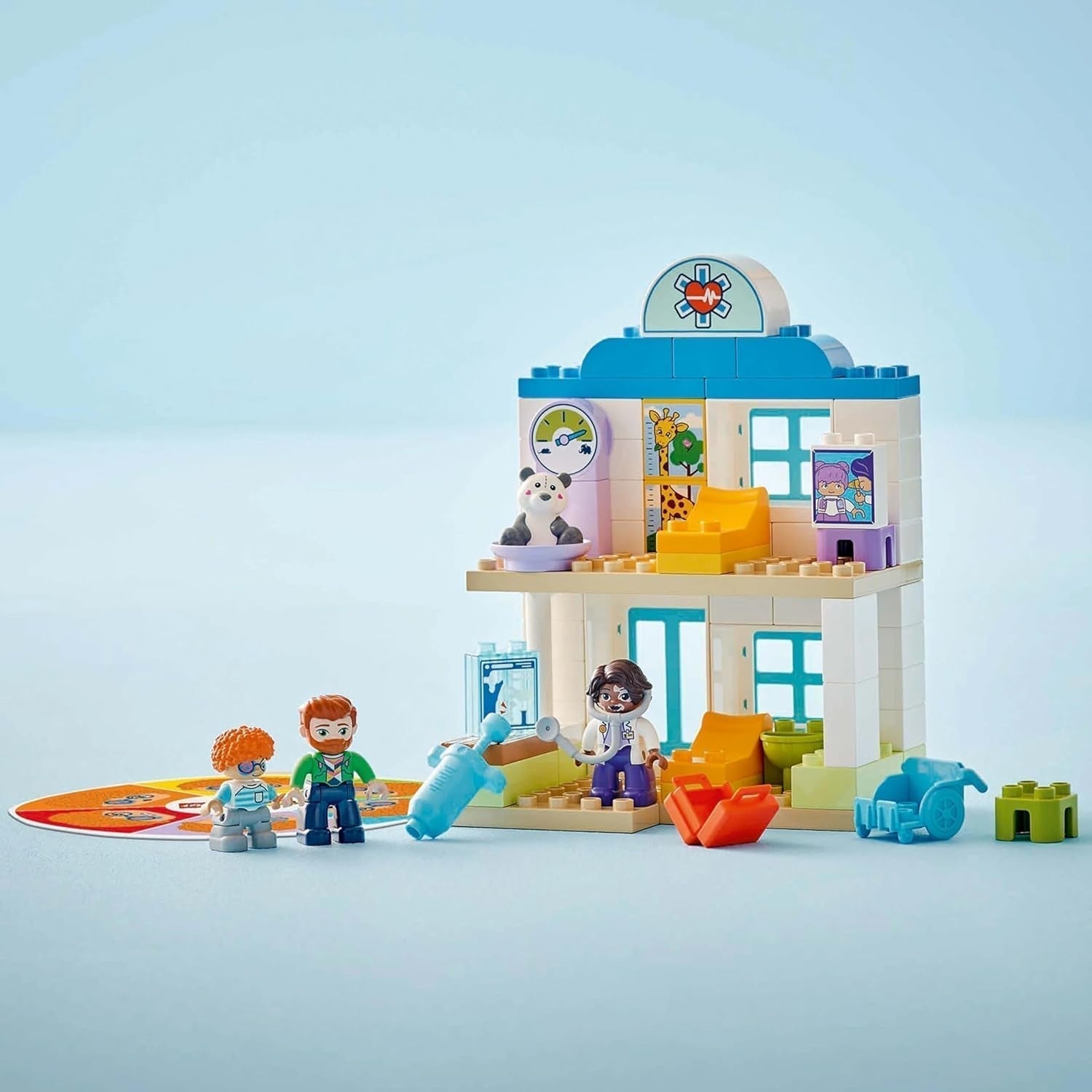 LEGO DUPLO Town Prima visita dal dottore, Giocattolo da costruzione, Set da gioco per promuovere le abilità motorie complesse, Regalo per bambini dai 2 anni in su, Giocattolo educativo, Gioco di ruolo in ospedale 10449 Set da costruzione Besuche den LEGO-Store