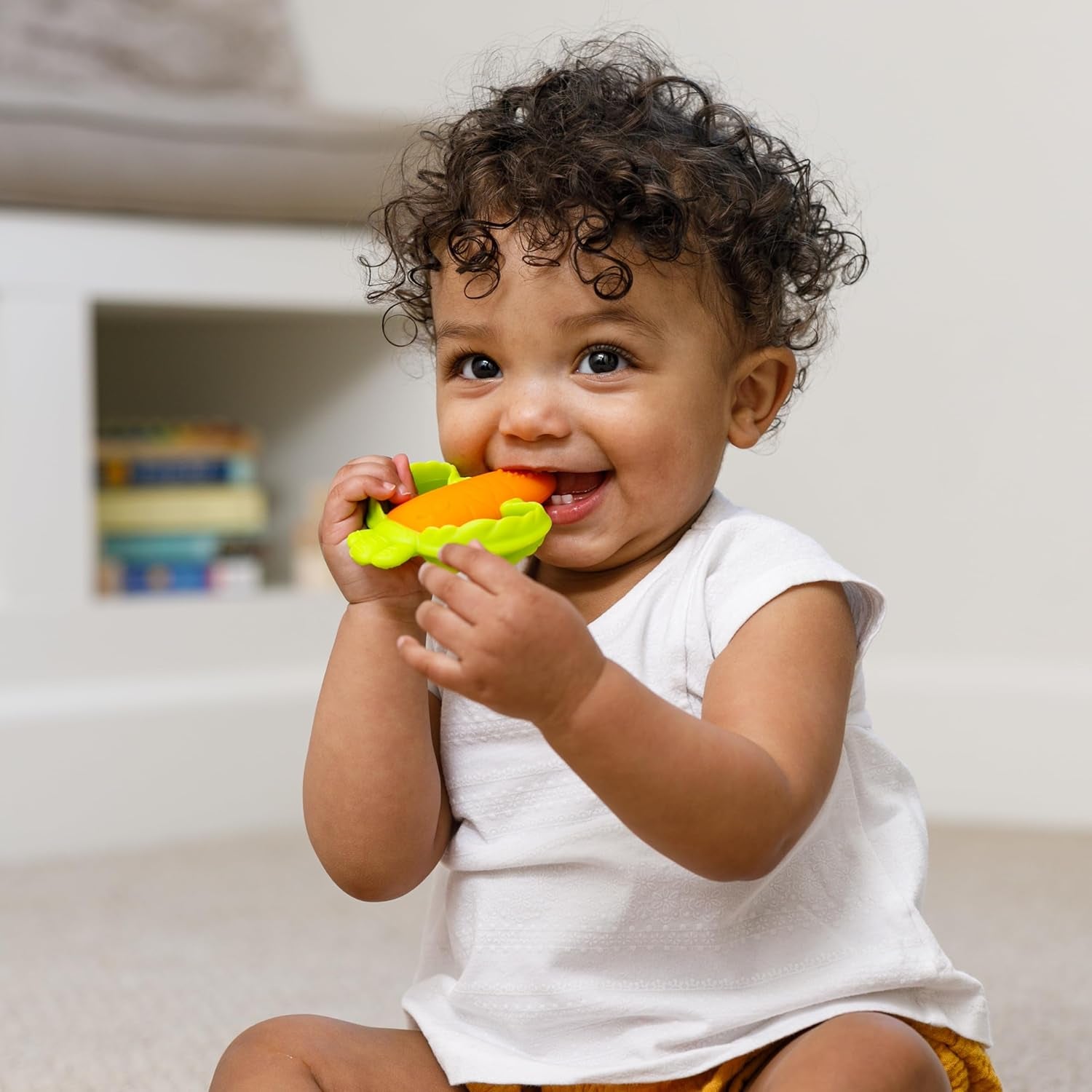 Infantino Lil' Nibbles, Massaggiagengive in silicone strutturato, Giocattolo massaggiagengive per neonati senza BPA, Morbido, facile da tenere, Stimolazione sensoriale per neonati, Carota