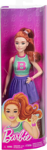 Bambola Barbie Fashionistas n. 232 con capelli rossi, top sportivo in jersey con stampa B, gonna a pieghe viola, orologio da polso e scarpe da ginnastica, HYT90