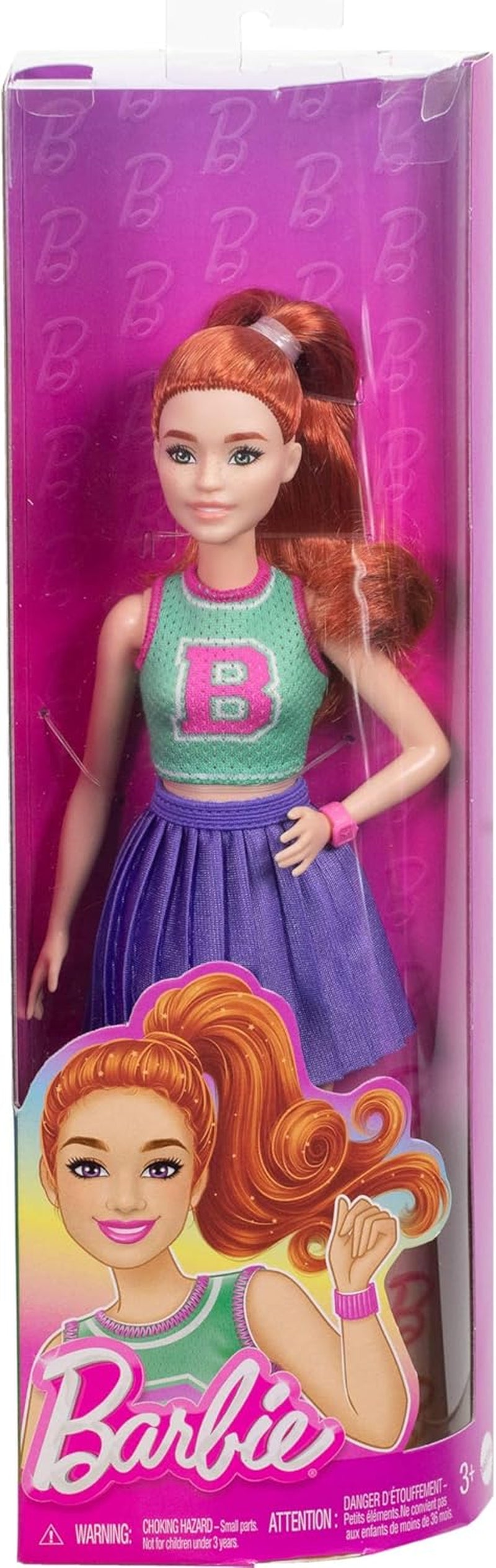 Bambola Barbie Fashionistas n. 232 con capelli rossi, top sportivo in jersey con stampa B, gonna a pieghe viola, orologio da polso e scarpe da ginnastica, HYT90