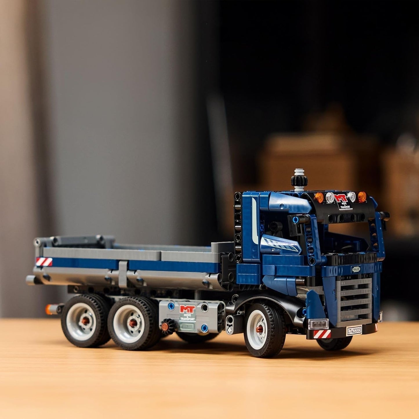 Giocattolo LEGO Technic Autocarro con cassone ribaltabile con volante e autocarro con cassone ribaltabile mobile - veicolo da costruzione blu - idea regalo per compleanni o vacanze - set di costruzione per ragazzi e ragazze a partire da 9 anni 42203 Set di costruzione Besuche den LEGO-Store