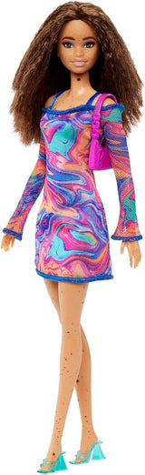 Bambola Barbie Fashionistas n. 206 - Capelli ondulati e lentiggini - Abito moderno in marmo arcobaleno, borsa a tracolla e scarpe verdi - Da 3 anni in su, HJT03