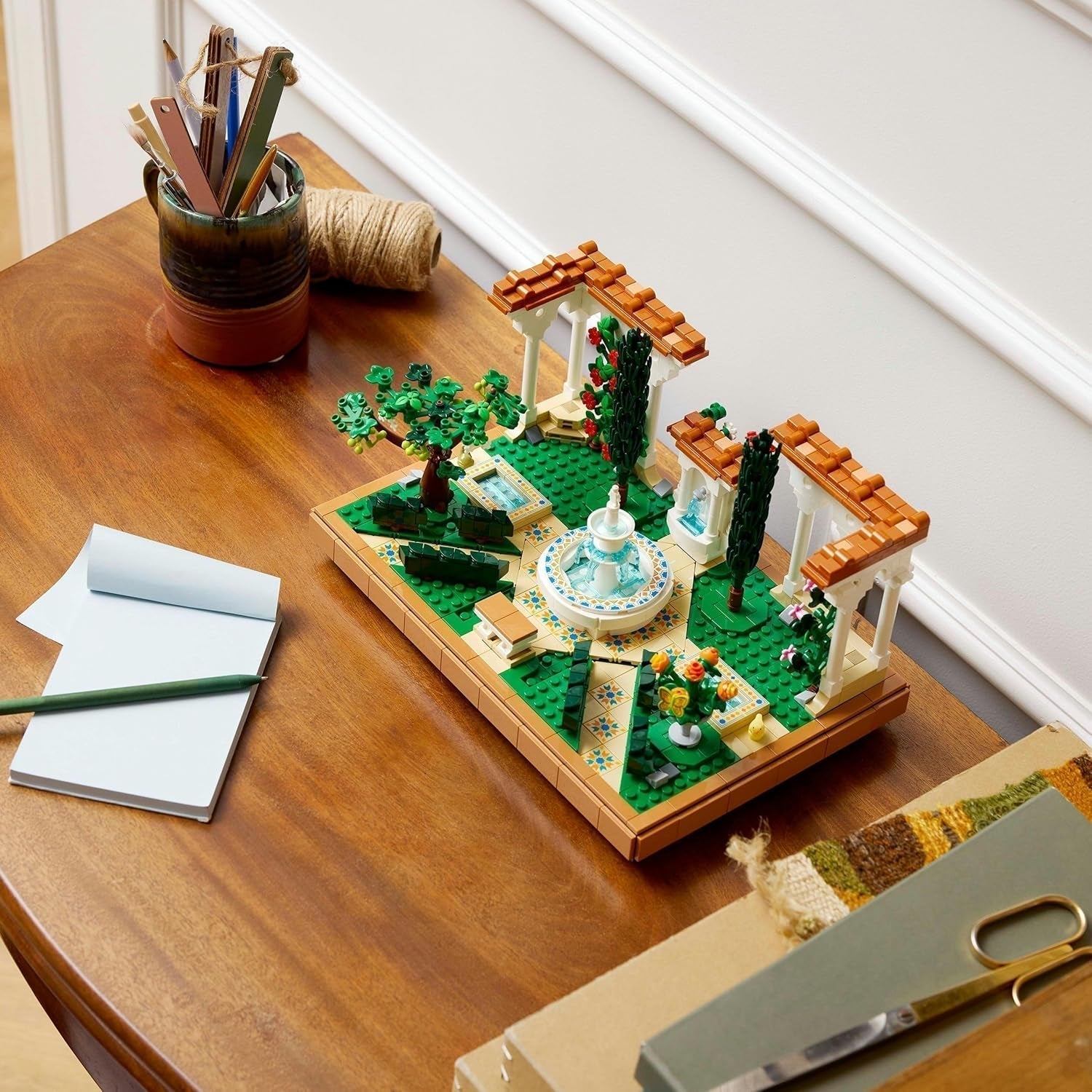 LEGO Icons Fountain Garden - Set da costruzione in miniatura per adulti con foglie, cipressi, alberi, viti, fiori - Idea regalo di compleanno creativa, regalo di inaugurazione della casa per donne, uomini - 10359 Set da costruzione Beuche den LEGO-Store