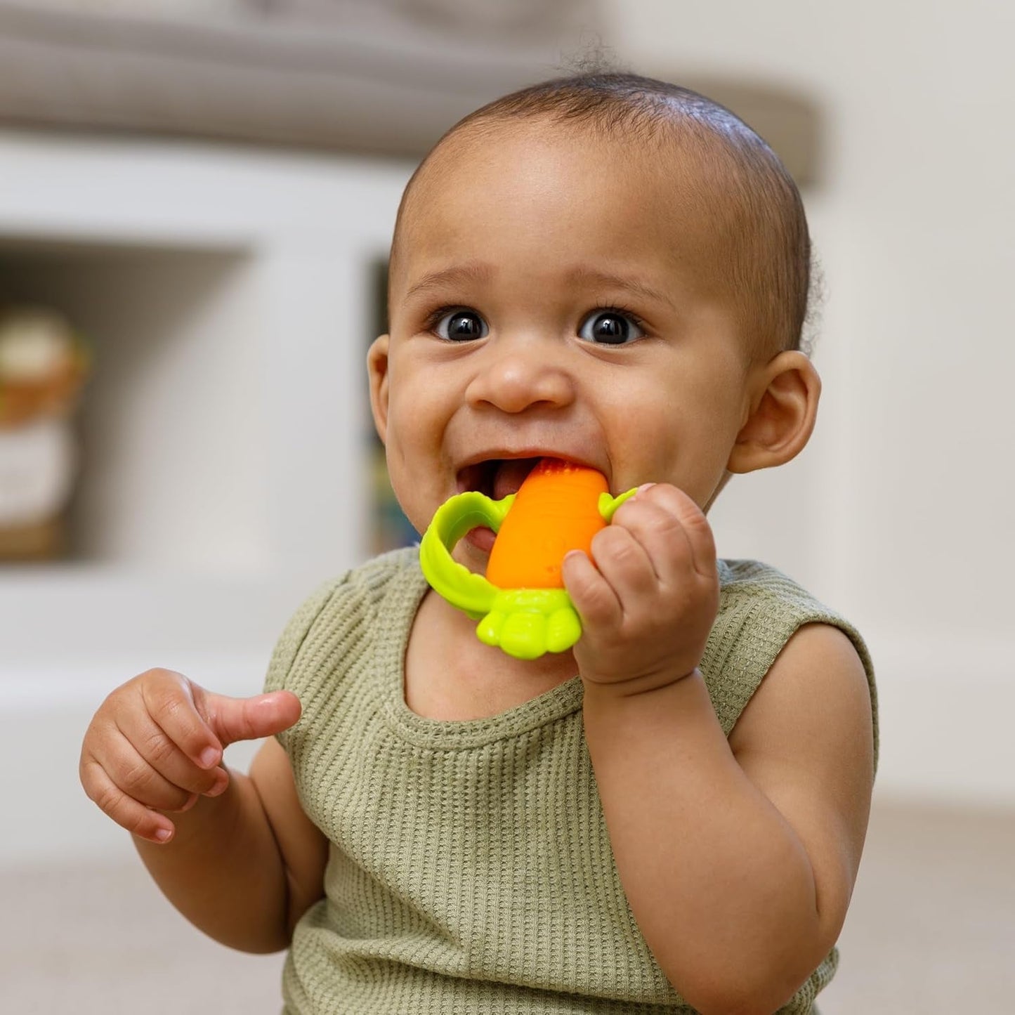Infantino Lil' Nibbles, Massaggiagengive in silicone strutturato, Giocattolo massaggiagengive per neonati senza BPA, Morbido, facile da tenere, Stimolazione sensoriale per neonati, Carota