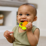 Infantino Lil' Nibbles, Massaggiagengive in silicone strutturato, Giocattolo massaggiagengive per neonati senza BPA, Morbido, facile da tenere, Stimolazione sensoriale per neonati, Carota