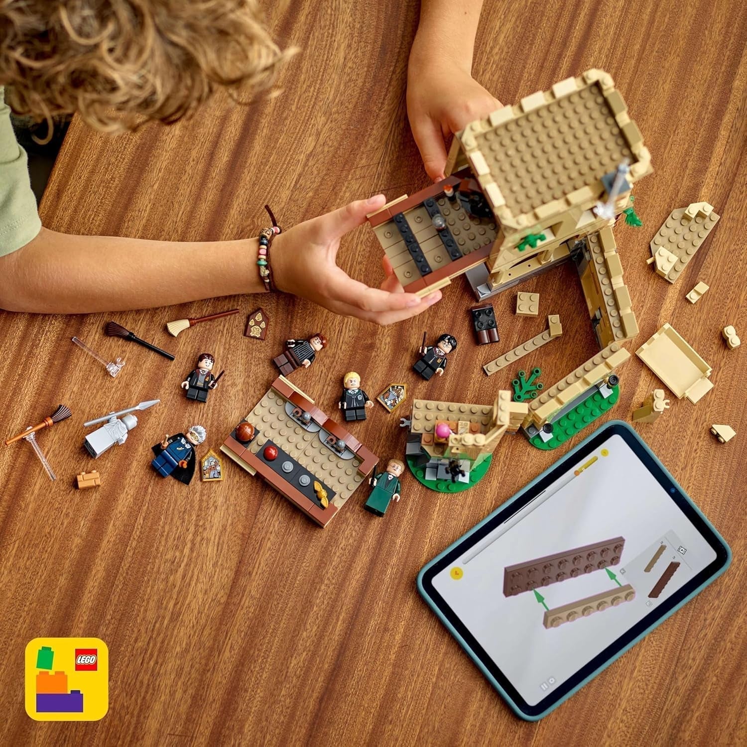Castello di Hogwarts LEGO Harry Potter: Lezioni di volo Adventure Playset con 6 minifigure da collezione, tra cui Draco Malfoy e la Professoressa McGonagall, Set di giochi di ruolo per ragazzi e ragazze di 9 anni 76447 Set di costruzione Besuche den LEGO-Store