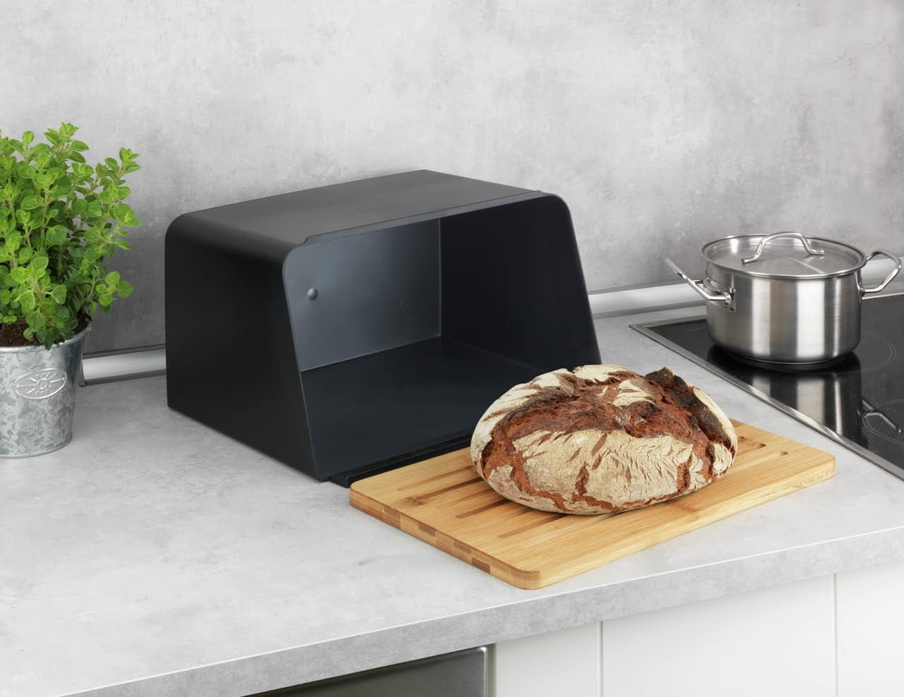 WENKO Kubo Cestino per il Pane con Tagliere in Bambù, Contenitore Versatile per il Pane con Coperchio e Tagliere in bambù Integrato, Contenitore per Alimenti, Resistente per il Pane, 35 x 20,5 x 26 cm, Nero/Naturale Naty Shop