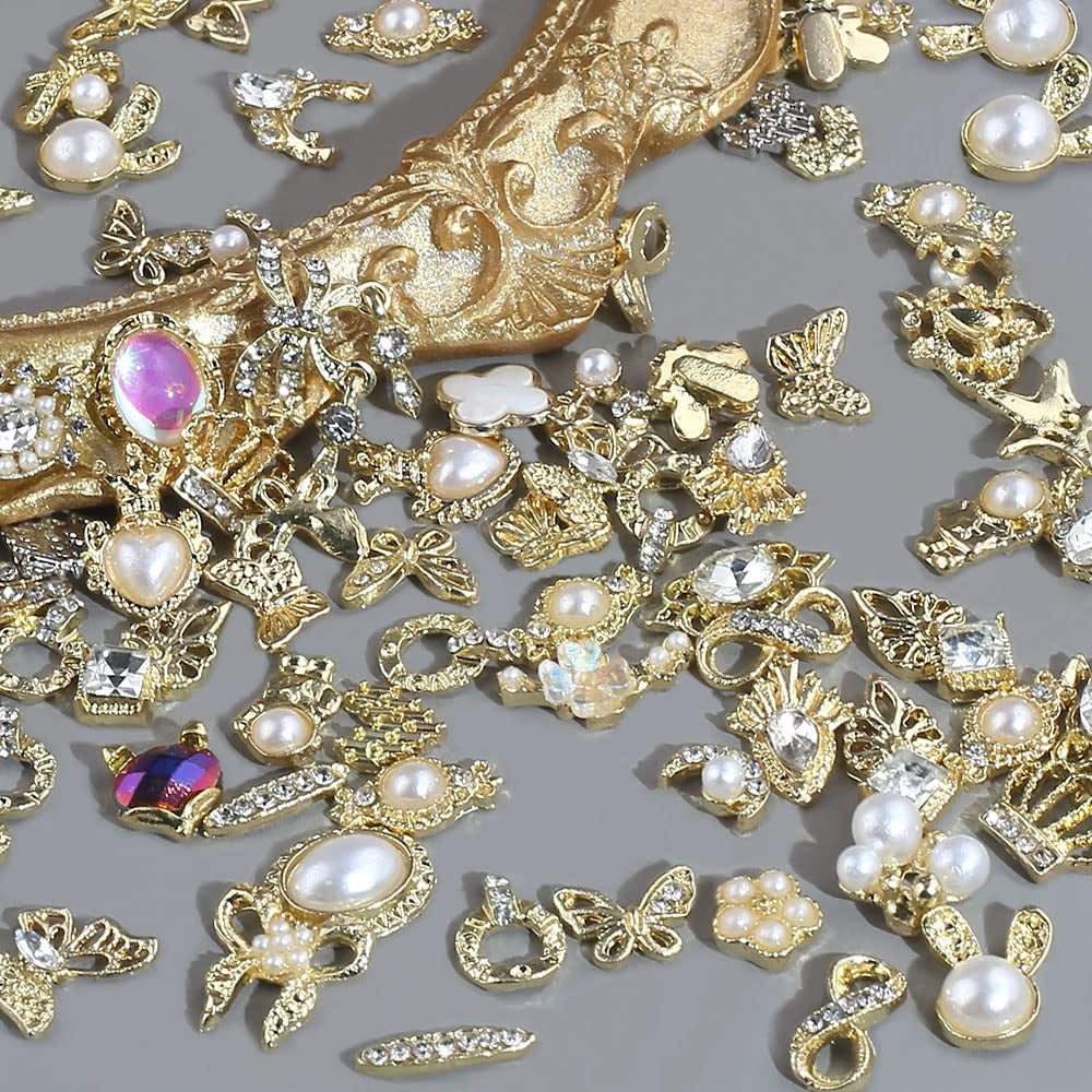 50 Stück Charms per unghie in oro, stili misti Glitzersteine ​​​​Nägel Perle Legierung Nagel Steine ​​​​Blume Schmetterling Strasssteine ​​​​Nägel Herz Stern Nagel Charms DIY Nail Art Zubehör Frauen Nägel Deko