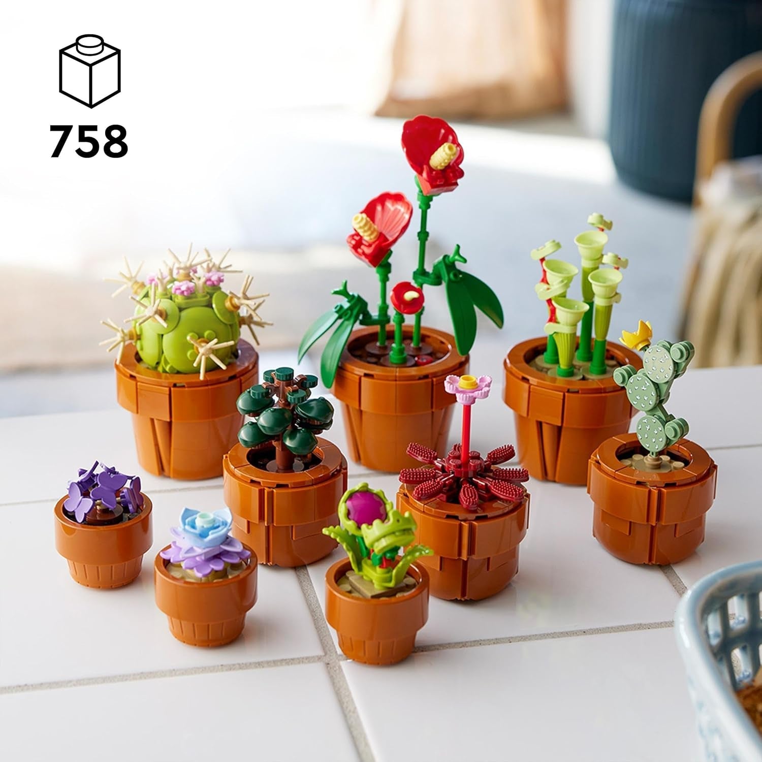 LEGO Icons Mini piante, 9 fiori artificiali costruibili, set da collezione botanico per adulti con vaso in terracotta costruibile, decorazione per la casa, regalo per donne e uomini 10329 Set da costruzione Besuche den LEGO-Store