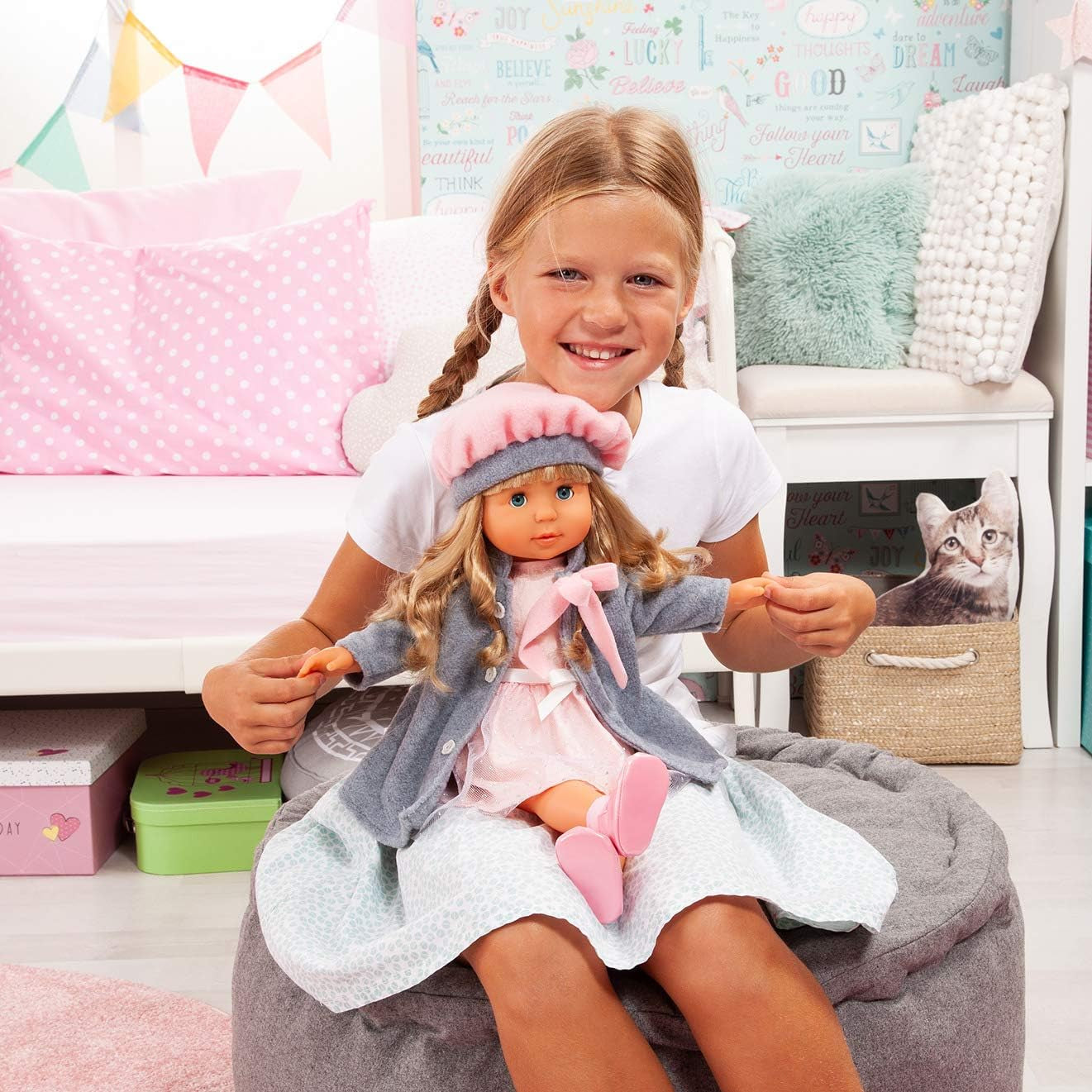 Bayer Design 94635AX Charlene bambola funzionale con capelli e occhi assonnati, parla e canta 90 frasi, 2 poesie e 8 canzoni, 46 cm, bambola multiaccessorio, 1,30 kg, rosa, grigio
