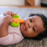 Infantino Lil' Nibbles, Massaggiagengive in silicone strutturato, Giocattolo massaggiagengive per neonati senza BPA, Morbido, facile da tenere, Stimolazione sensoriale per neonati, Carota