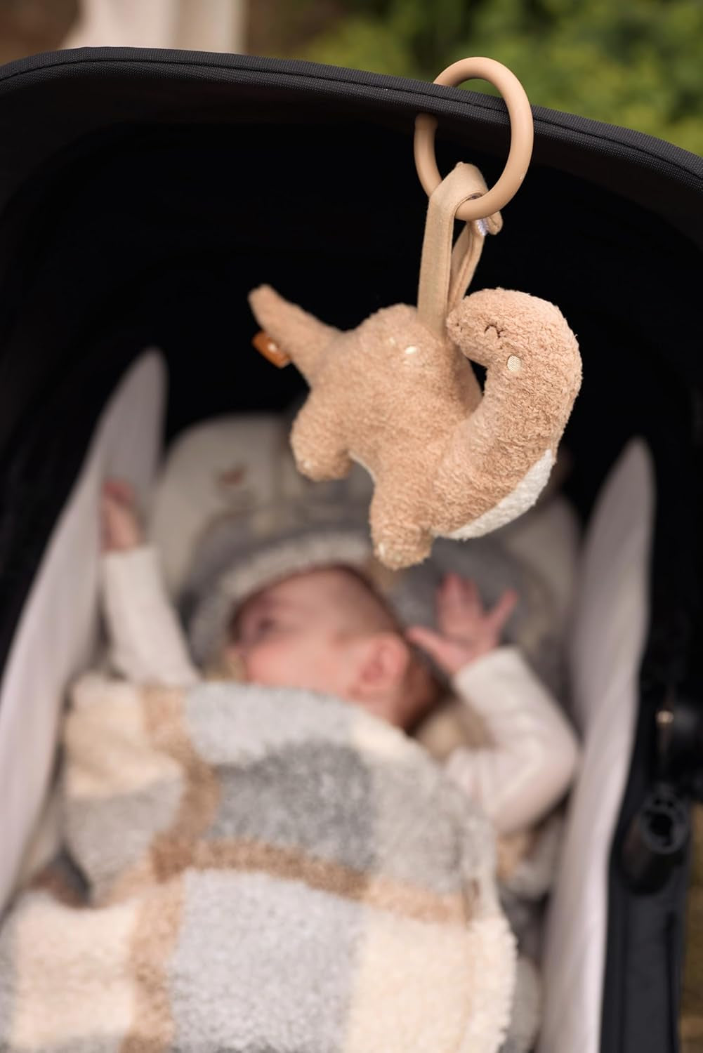 Jollein trenino gioco Roarsome - Da appendere - Giocattolo per passeggino - Seggiolino auto per bambini - Accessori per passeggino - Dinosauri e foglie Bebe Toys Naty Shop