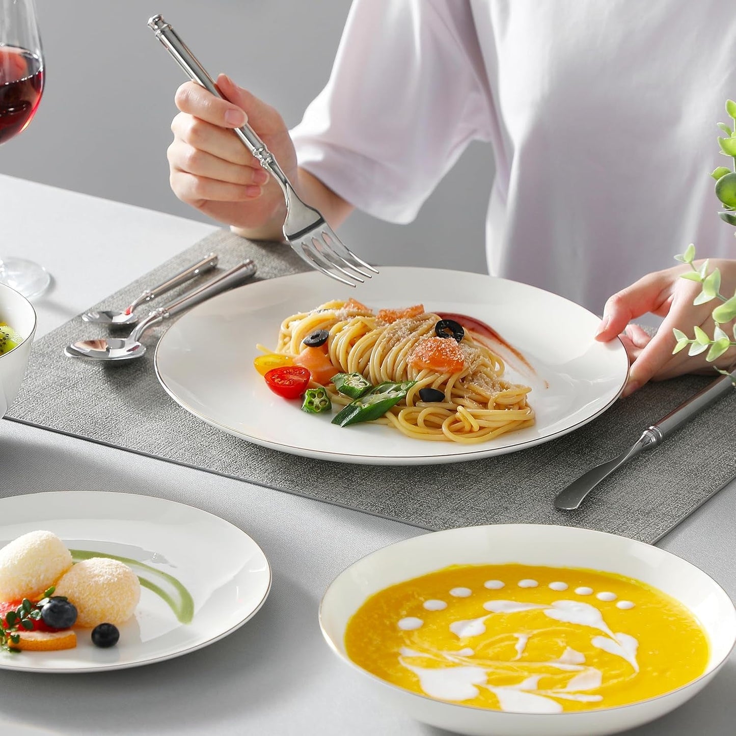 MALACASA Servizio Piatti 4 Persone Bone China Servizio Piatti 16 Pezzi Rotondo Bianco con Bordo Oro Set Combinato di 4 Piatti Piani 4 Piatti Dessert 4 Piatti Suma e 4 Ciotole per Cereali Serie NORI