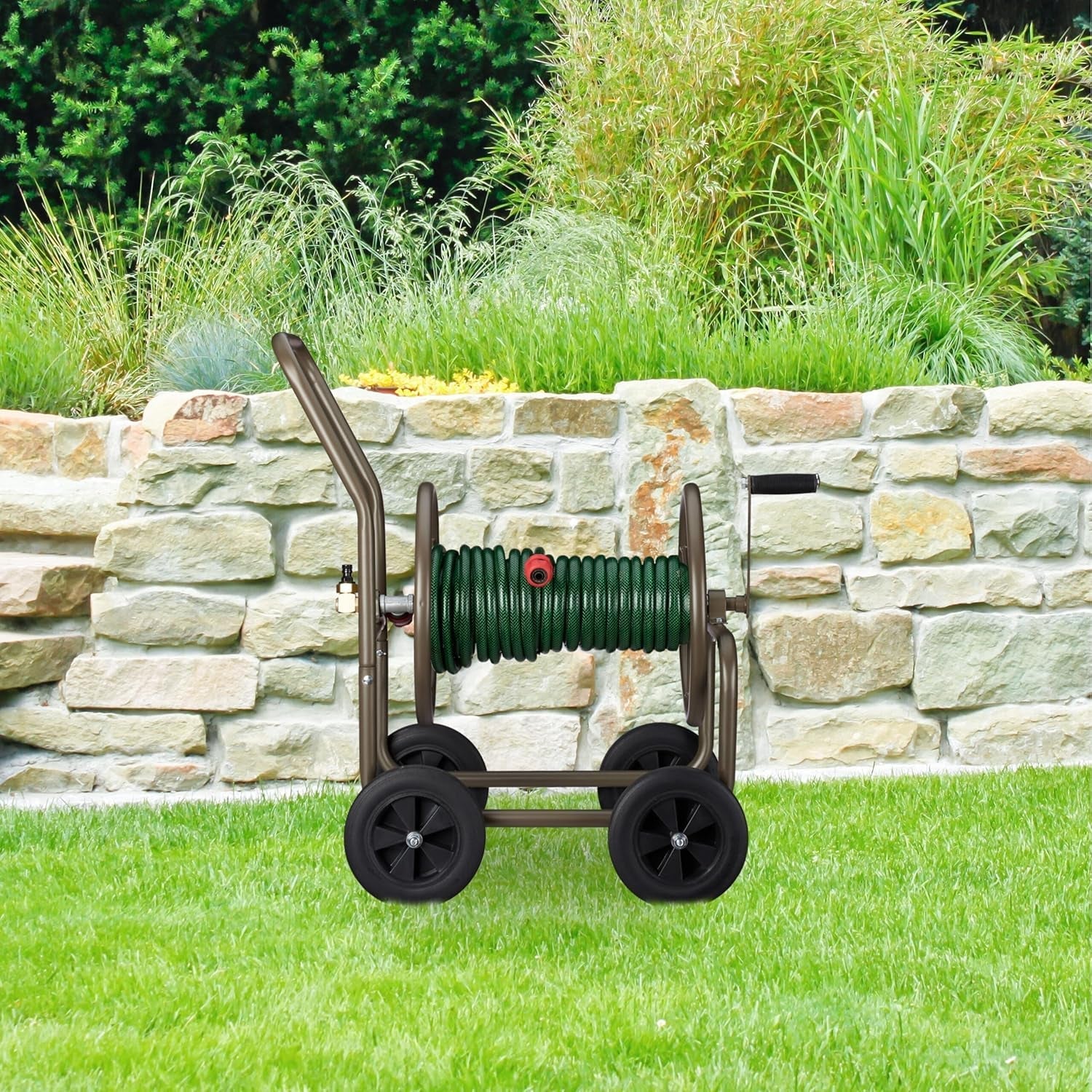Carrello portatubo XL Relaxdays, avvolgitubo mobile, in metallo, per tubo da 60 m, 4 ruote, con manovella, rullo a 90°, marrone